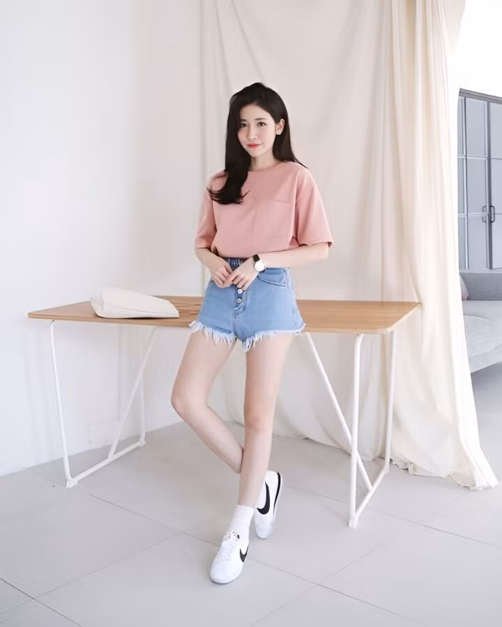Quần jeans phối cùng áo thun tuy đơn giản nhưng là "vũ khí" hack chiều cao cực đỉnh.