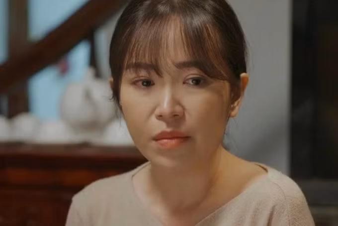 Kim Oanh vào vai Son - nàng dâu khổ hạnh, cam chịu trong "Dưới bóng cây hạnh phúc" (Ảnh: VFC).