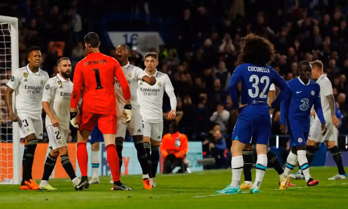 Cầu thủ Real (áo trắng và đỏ) mừng sau pha cứu thua của Courtois. Ảnh: Guardian