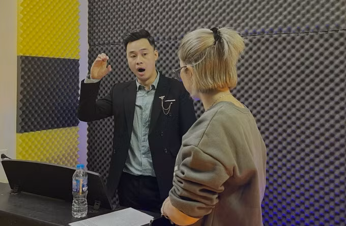 Anh Hoàng Văn Ngọc, giám đốc một trung tâm dạy luyện thanh đang hướng dẫn học viên cách lấy hơi, sửa cao độ. Ảnh: EDmusic