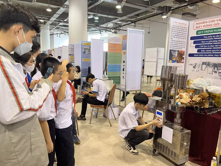 Học sinh TP Hạ Long tham quan mô hình Dự án "Nghiên cứu và chế tạo máy đóng gói mắm tép" của nhóm tác giả Lê Đức Anh, Trần Long Hải (giải ba).