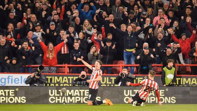Sheffield United đánh bại West Brom 2-0 để thăng hạng Premier League sớm 3 vòng đấu (Ảnh: Getty).
