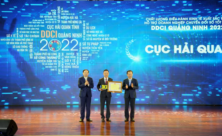 Đồng chí Nguyễn Xuân Ký, Ủy viên Trung ương Đảng, Bí thư Tỉnh ủy, Chủ tịch HĐND tỉnh và đồng chí Cao Tường Huy, Quyền Chủ tịch UBND tỉnh, trao biểu trưng và chứng nhận đơn vị dẫn đầu DDCI khối sở, ngành cho Cục Hải quan tỉnh (4-2023). Ảnh: Minh Hà