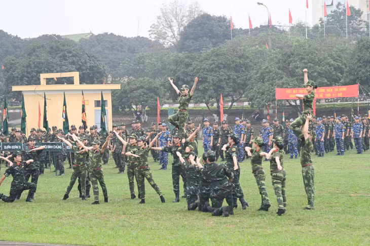 Các cán bộ, chiến sĩ tham gia chương trình.