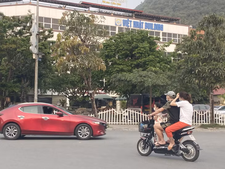 Người lớn còn chở theo cả trẻ em nhưng cũng không đội mũ bảo hiểm