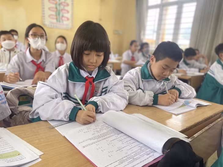 Anh Thư chăm chỉ học tập trên lớp. (Ảnh do nhà trường cung cấp)