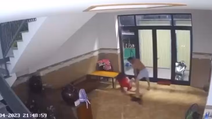 Người chồng túm tóc, đấm đá người vợ dã man. Ảnh: Cắt từ clip