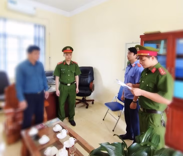 Cơ quan CSĐT đọc lệnh bắt tạm giam bị can.