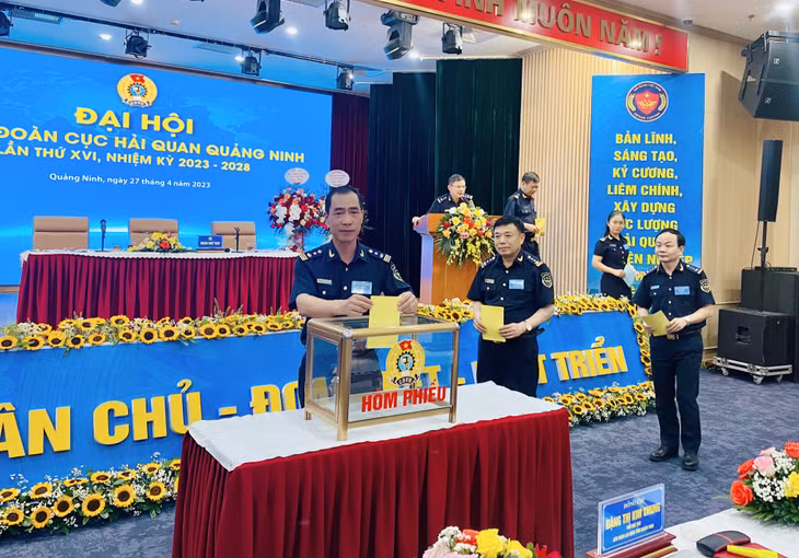 Các đại biểu tham gia bỏ phiếu bầu BCH Công đoàn Cục Hải quan Tỉnh khóa mới và bầu Đại biểu dự Đại hội Công đoàn cấp trên