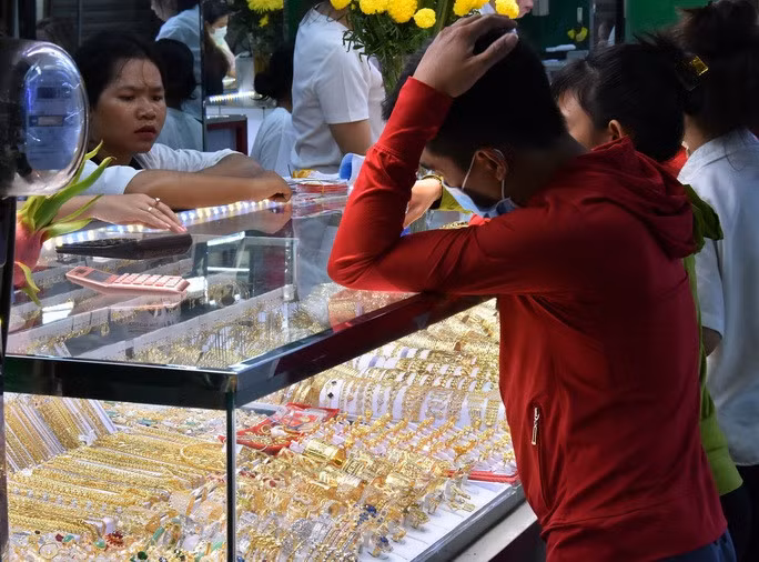 Giá vàng hôm nay 4-4: Tăng dữ dội - Ảnh 1.