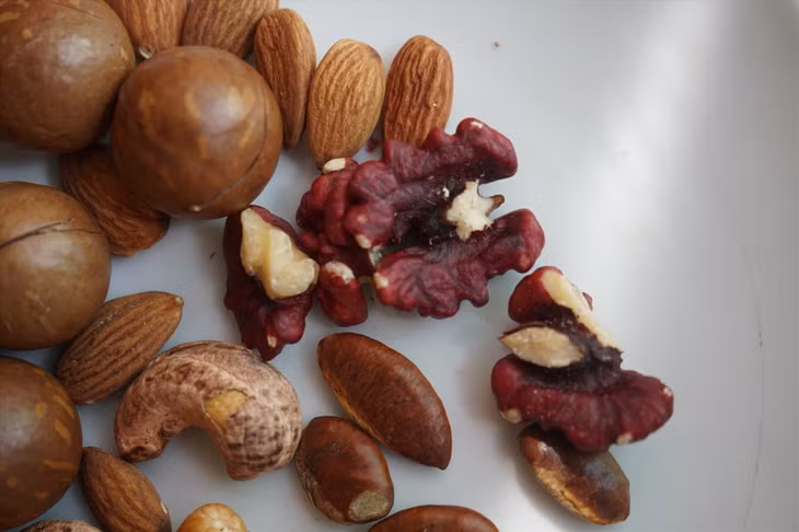 Các loại hạt là món ăn vặt thích hợp cho những người trên 50 tuổi. Ảnh: Thanh Thanh