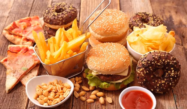 Đường và tinh bột trong thực phẩm là nguyên nhân gây sâu răng.