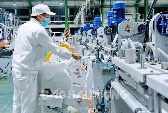 Dây chuyền sản xuất sản phẩm túi nilon tự hủy thân thiện với môi trường của Công ty CP Nhựa và Môi trường xanh An Phát. Ảnh: Thành Chung
