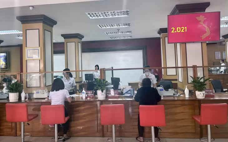 Khách hàng giao dịch tại chi nhánh Ngân hàng Agribank.