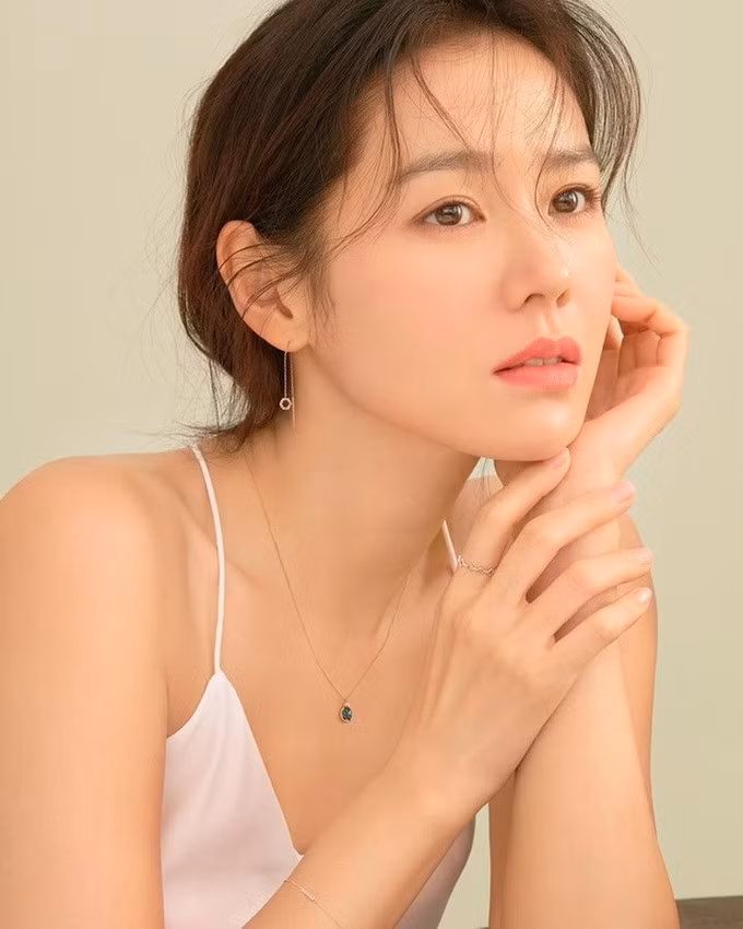 Son Ye Jin được xem là một trong những ngôi sao tài sắc vẹn toàn của làng giải trí Hàn Quốc (Ảnh: Vogue).