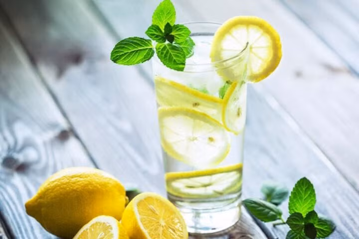Uống nước chanh đúng cách mang lại nhiều lợi ích với sức khỏe.