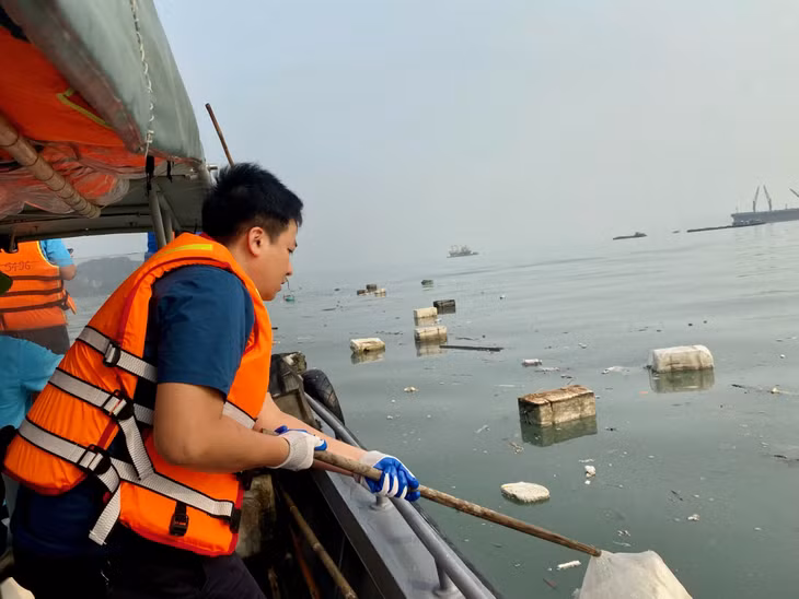 Cán bộ, nhân viên Sở TN&amp;MT thu gom rác thải, phao xốp tại khu vực đảo Ti Tốp.