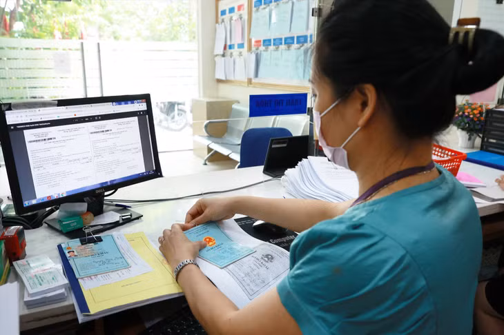 Công chức được xét nâng một bậc lương thường xuyên khi có đủ điều kiện. Ảnh minh họa: Hải Nguyễn.