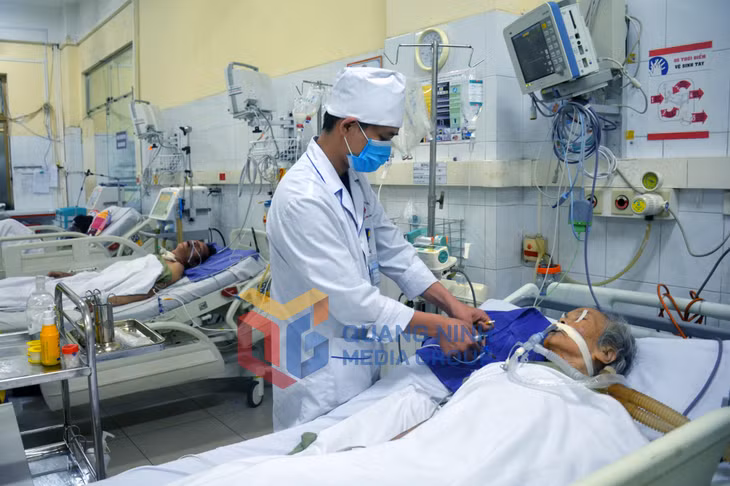 Nhân viên y tế khoa Hồi Sức tích cực, chống độc - Thận nhân tạo, Bệnh viện Đa khoa tỉnh chăm sóc bệnh nhân (1-2018). Ảnh: Nguyễn Hoa