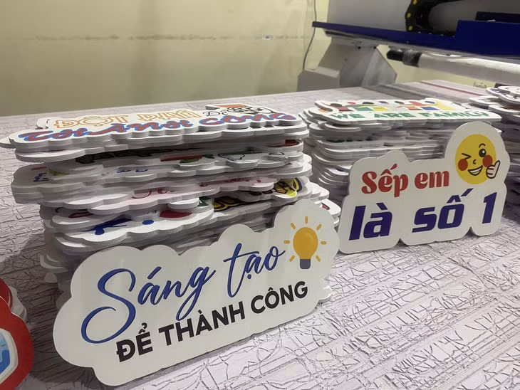Cửa hàng in hashtag cầm tay chụp hình đẹp, uy tín và chất lượng ảnh 3 Cửa hàng in hashtag cầm tay chụp hình đẹp, uy tín và chất lượng ảnh 3