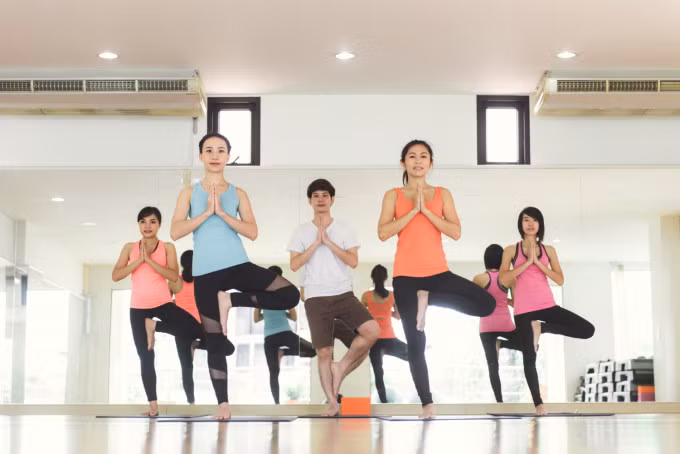 Bài tập yoga tăng khả năng thăng bằng, linh hoạt, tốt cho sức khỏe tim mạch. Ảnh: Freepik