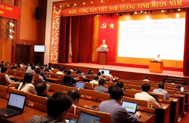 BTV Tỉnh ủy tổ chức hội nghị trực tiếp kết hợp trực tuyến nghiên cứu, quán triệt học tập tác phẩm của Tổng Bí thư về phòng, chống tham nhũng, tiêu cực và chuyên đề về học tập và làm theo Bác, tháng 4/2023.