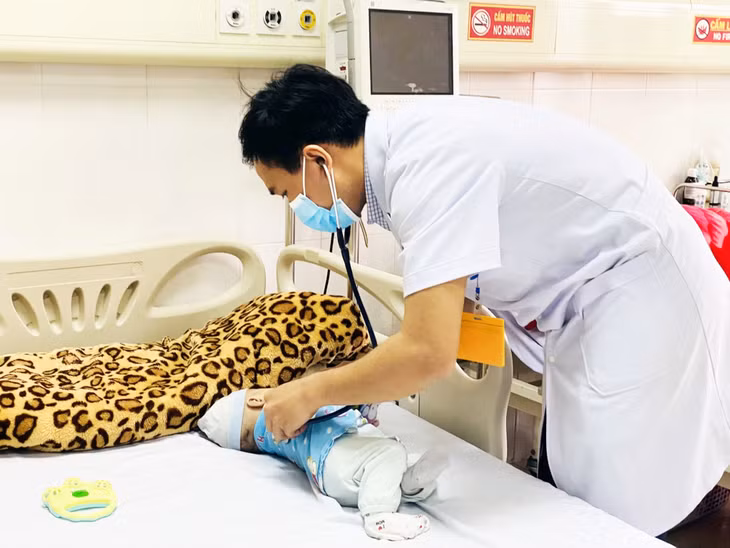 Bác sĩ Bệnh viện Sản Nhi Quảng Ninh khám cho bệnh nhi mắc bệnh lý đường hô hấp do vi rút hợp bào hô hấp RSV.