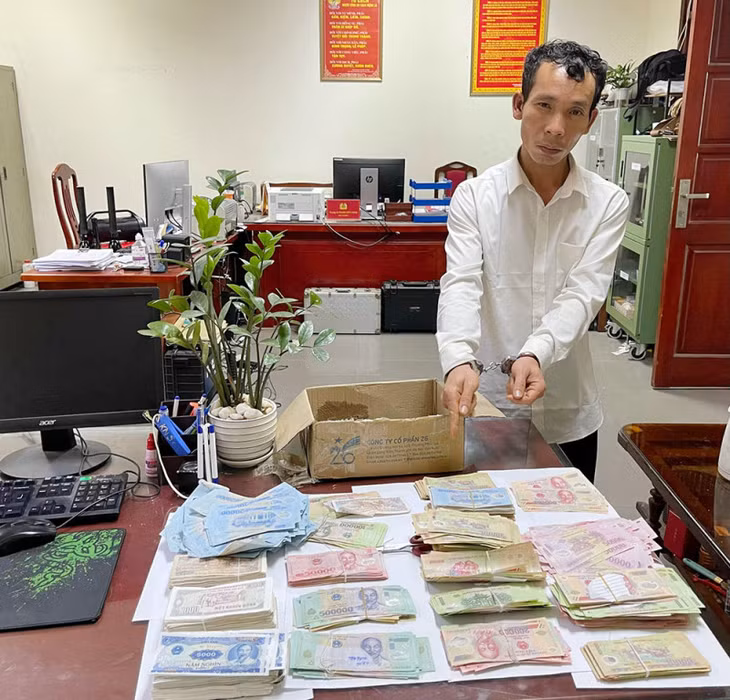 Đối tượng Nguyễn Văn Toản cùng tang vật.