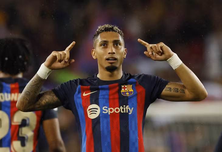 Ngôi sao người Brazil ăn mừng bàn thắng cho Barca