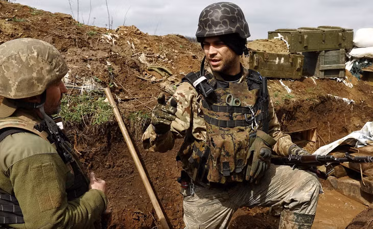 Binh sĩ Ukraine canh gác trong chiến hào ở tiền tuyến vùng Donetsk. Ảnh: Skynews