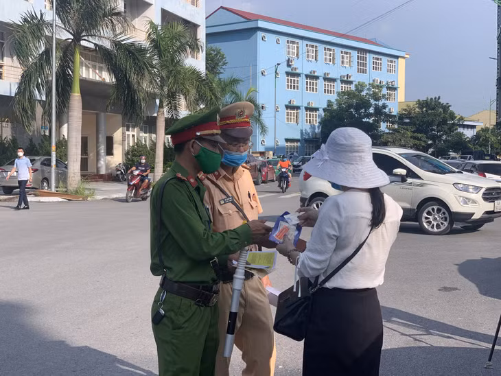 Lực lượng công an nhắc nhở người dân nghiêm túc đội MBH khi tham gia giao thông.