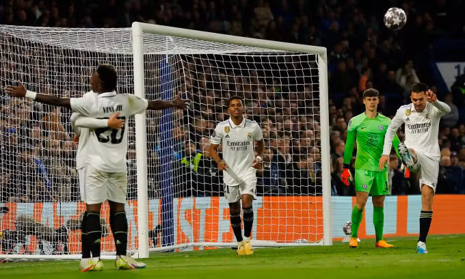 Cầu thủ Real mừng bàn ấn định thắng lợi 2-0 trước Chelsea ở tứ kết lượt về Champions League trên sân Stamford Bridge, thành phố London, Anh tối 18/4/2023. Ảnh: Guardian