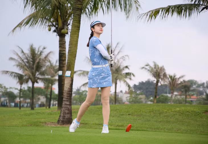 Hoa hậu Jennifer Phạm khoe sắc vóc đáng ngưỡng mộ ở tuổi 38 trên sân golf Tuần Châu.