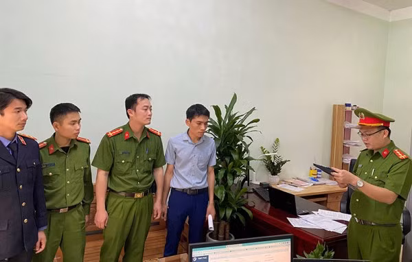 Cơ quan Cảnh sát điều tra đọc lệnh bắt tạm giam đối với Bùi Sở Tự.