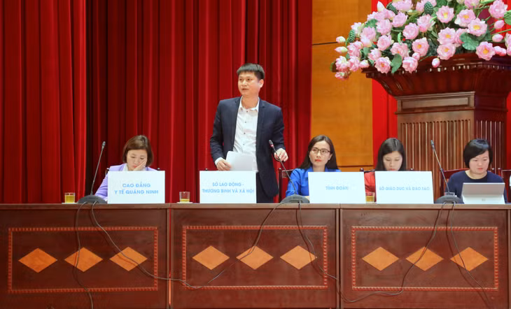 Đại diện Sở Lao động, Thương binh và Xã hội thông tin về các chính sách hỗ trợ học nghề của tỉnh Quảng Ninh tới các đoàn viên, thanh niên, học sinh.