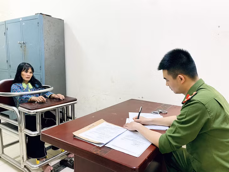 Đối tượng Hoàng Thị Lỏi tại Cơ quan Công an.
