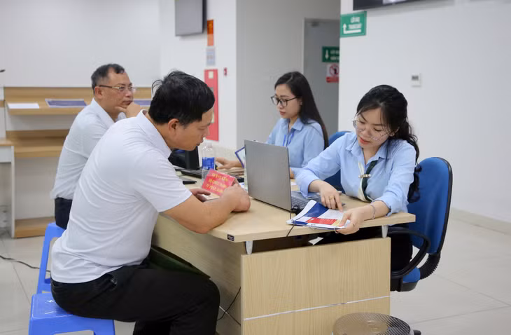 Cán bộ Trung tâm Phục vụ hành chính công tỉnh tận tình hướng dẫn người dân giải quyết TTHC.