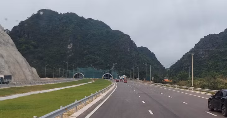 Hầm Thung Thi thông, đón các xe qua lại đúng dịp lễ 30/4