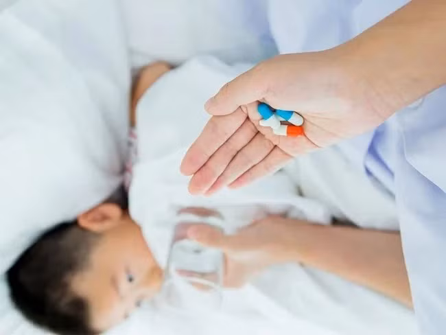 Sai lầm nghiêm trọng nhất của mẹ bỉm sữa là con sốt một cái liền nghĩ ngay đến việc phải dùng kháng sinh.