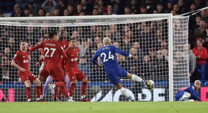 James (số 24, xanh) vô-lê tung lưới Liverpool nhưng bàn thắng không được công nhận. Ảnh: Reuters.