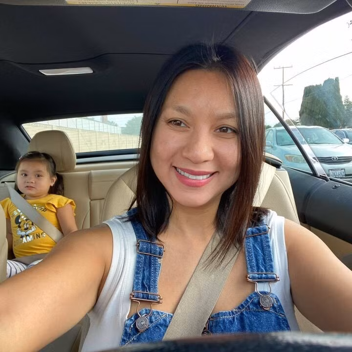 Nhan sắc và vóc dáng nữ ca sĩ có nhiều thay đổi theo thời gian, song gương mặt cô vẫn giữ được đường nét sắc sảo, mặn mà.