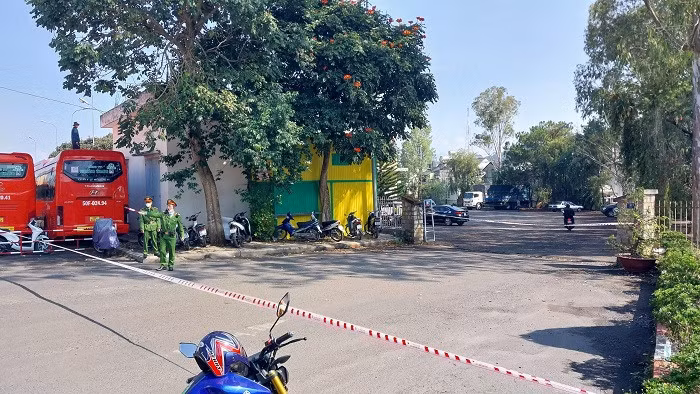 Công an phong tỏa Trung tâm đăng kiểm xe cơ giới Lâm Đồng tại TP Đà Lạt.