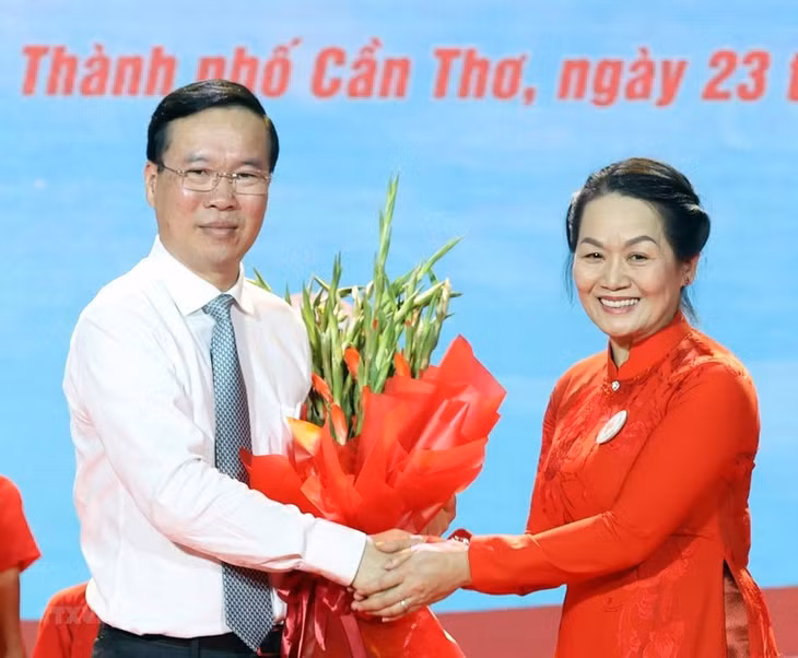 Bà Bùi Thị Hòa gắn Huy hiệu Chữ thập Đỏ và tặng hoa chúc mừng Chủ tịch nước Võ Văn Thưởng làm Chủ tịch danh dự Hội Chữ thập Đỏ Việt Nam. (Ảnh: TTXVN)
