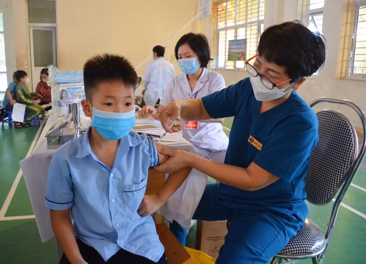 chủ động tiêm chủng vắc xin theo đúng khuyến cáo của ngành Y tế.