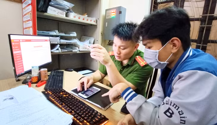 Cán bộ Công an phường Hồng Hà tăng ca tổ chức làm việc cả buổi tối, ngày cuối tuần, hướng dẫn học sinh cài đặt và kích hoạt tài khoản định danh điện tử.