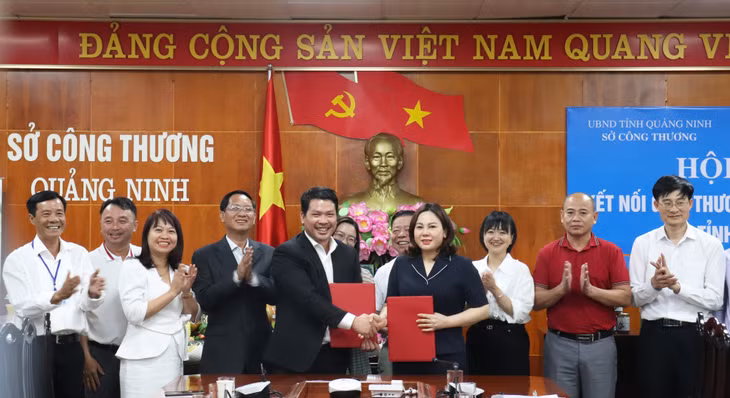 Đại diện Sở Công Thương Quảng Ninh và Sở Công Thương Cần Thơ ký kết thỏa thuận hợp tác thương mại.