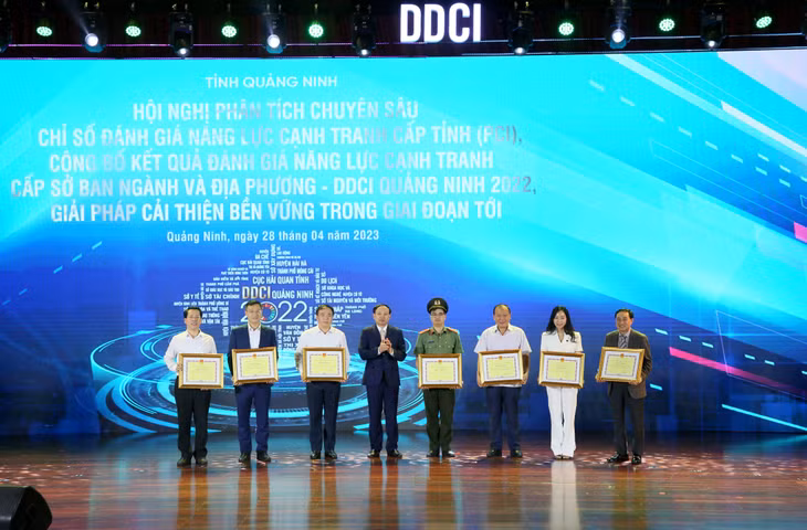 Đồng chí Nguyễn Xuân Ký, Ủy viên Trung ương Đảng, Bí thư Tỉnh ủy, Chủ tịch HĐND tỉnh, trao Bằng khen cho các tập thể có thành tích xuất sắc.