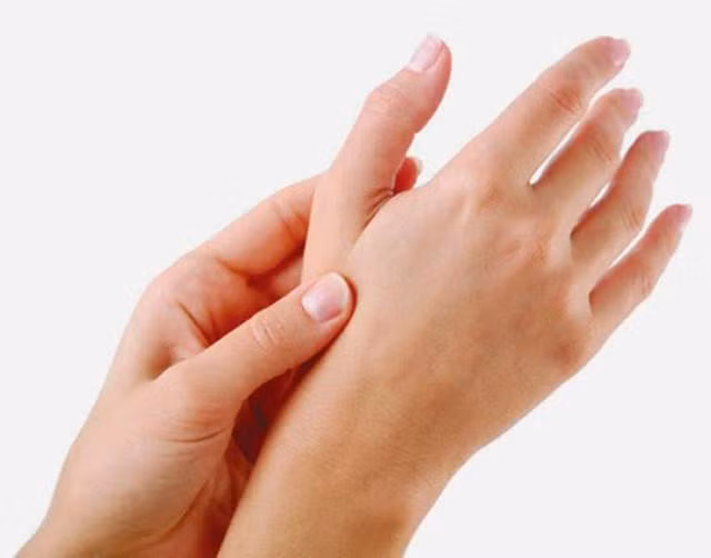 Tê bì tay chân có thể gặp ở những trường hợp vác vật nặng, ngồi, đứng quá lâu ở một tư thế.