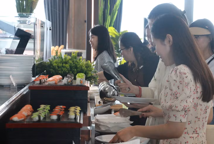 Thực đơn buffet trưa tại nhà hàng trên du thuyền mang tới cho du khách lựa chọn phong cách ẩm thực Á - Âu.