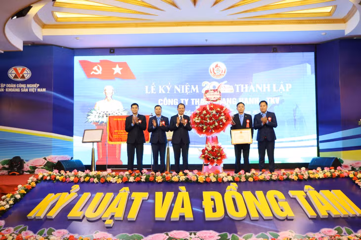 Lãnh đạo Tập đoàn TKV tặng bằng khen cho Công ty Than Quang Hanh vì có thành tích xuất sắc.